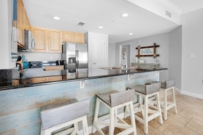 Condo, várias camas (Grandview East 304) | Cozinha privada | Fogão, torradeira