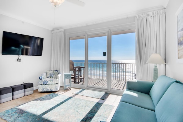 Condo, várias camas (Grandview East 304) | Área de estar | TV