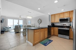 Condo, Berbilang Katil (Grandview East 304) | Dapur peribadi | Ketuhar, pembakar roti