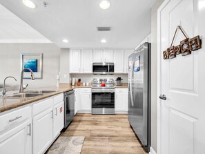 Lejlighed - flere senge (Grandview East 302 - Sandscape) | Privat køkken | Ovn, brødrister