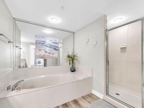 Appartement, meerdere bedden (Grandview East 302 - Sandscape) | Badkamer | Gratis toiletartikelen, handdoeken, zeep, toiletpapier