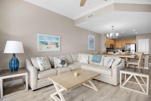 Condo, varias camas (Grandview East 1602) | Área de sala de estar | Televisión 