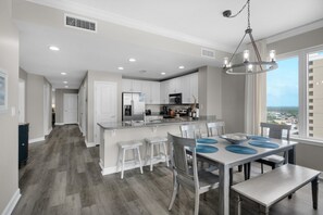 Condo, varias camas (Grandview East 1601 - Azure Paradise) | Restaurantes