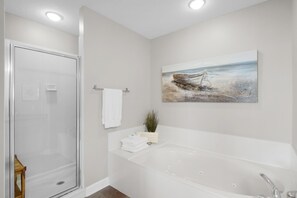 Lejlighed - flere senge (Grandview East 1601 - Azure Paradise) | Badeværelse | Gratis toiletartikler, håndklæder, Sæbe, Toiletpapir