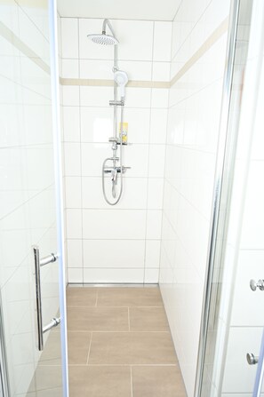 Dusj, regndusjhode, hårføner og håndklær