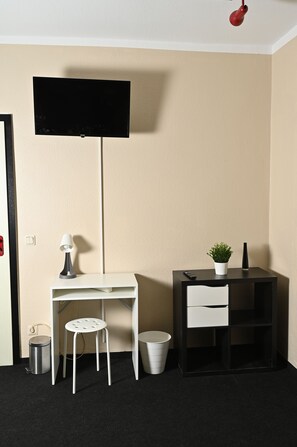 Tomannsrom – classic | Individuelt innredet, skrivebord for bærbar PC og wi-fi (inkludert)