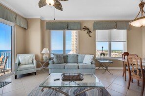 Condo, várias camas (Grandview East 1505) | Área de estar | TV