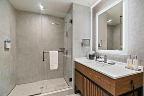 Douche, douche à « effet pluie », articles de toilette écologiques