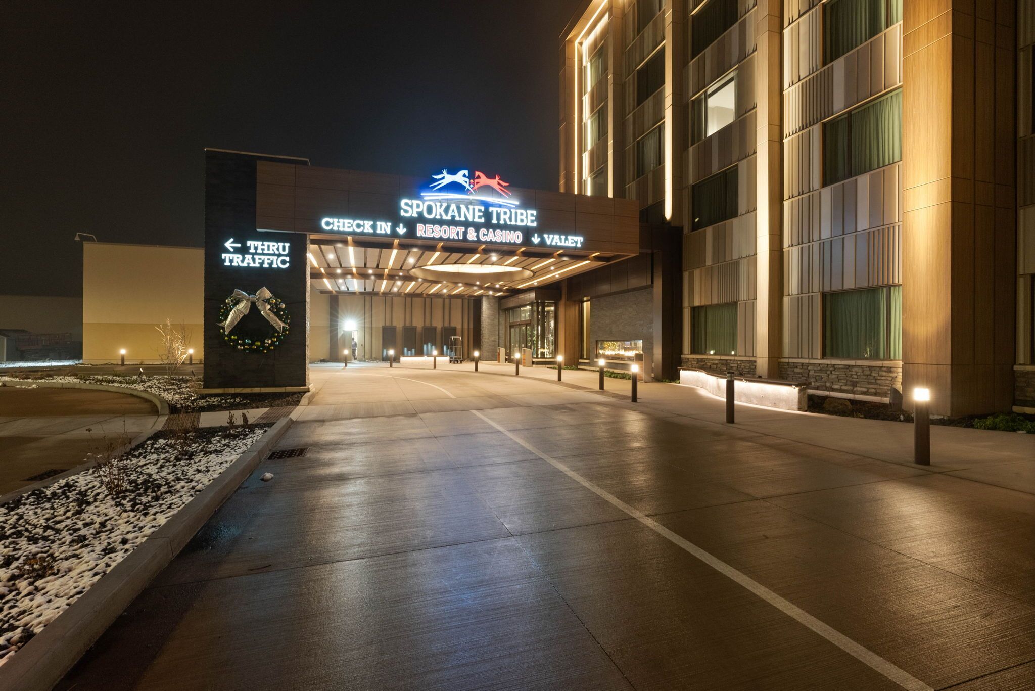 Majoituspaikan julkisivu illalla/yöllä