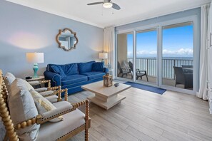 Apartment, Mehrere Betten (Grandview East 1203) | Wohnbereich