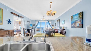 Apartment, Mehrere Betten (Grandview East 1004) | Innenbereich