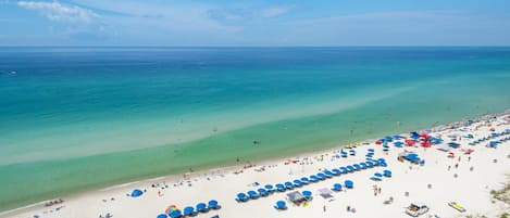 Appartamento, letti multipli (Grandview East 1004) | Spiaggia | Sulla spiaggia