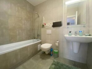 Secador de pelo, toallas, jabón y champú