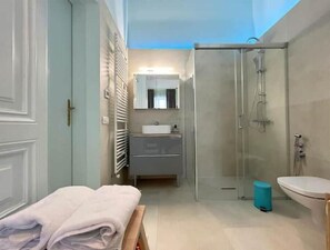 Douche, articles de toilette (gratuits), séchoir à cheveux, peignoirs