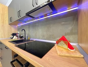 Microondas, horno, placa de cocina y cafetera o tetera