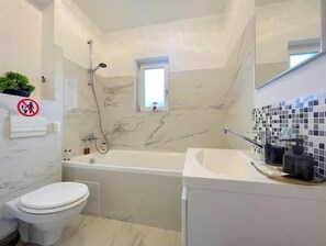 Séchoir à cheveux, serviettes fournies, savon, shampooing