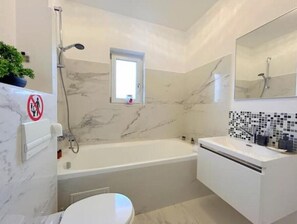 Haartrockner, Handtücher, Seife, Shampoo