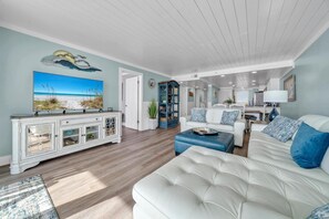Condo, várias camas (Edgewater Tower 3-412) | Área de estar | TV