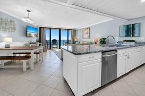 Apartment, Mehrere Betten (Edgewater Tower 2-408) | Innenbereich