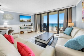 Apartment, Mehrere Betten (Edgewater Tower 2-408) | Wohnbereich | Fernseher