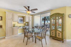 Condo, várias camas (SeaSpray Riverside 214) | Opções para refeição