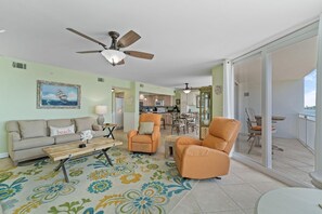 Living area - Seaspray Riverside 214 (Pensacola)