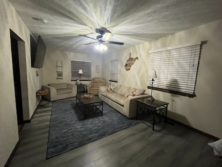 Smart TV, books. Cozy Apartment with onsite restaurant in Logan WV Close to Hatfield McCoy Trail