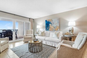 公寓式客房, 多张床 (Sandy Key 335) | 起居区 | 电视