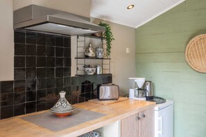 Réfrigérateur, micro-ondes, cafetière/bouilloire, grille-pain