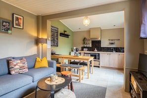 Una Smart TV, una mesa de tenis de mesa