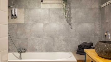 Een haardroger, handdoeken, zeep, shampoo