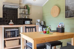 Réfrigérateur, micro-ondes, cafetière/bouilloire, grille-pain