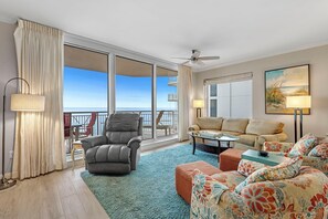 Condo, varias camas (Indigo West 804) | Área de sala de estar | Televisión 