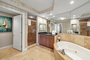 Condo, varias camas (Indigo West 804) | Baño | Amenidades de baño gratuitas, shampoo, papel de baño 