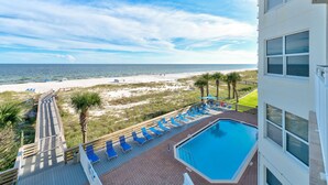Ein Poolbereich mit Blick auf Strand und Meer.
