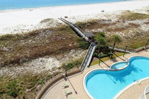 Ein Strandresort mit Schwimmbad, Promenade und Strand.