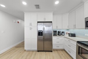 Apartamento, varias camas (Spanish Key 603) | Cocina privada | Horno, tostadora y papel de cocina