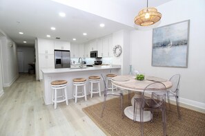 Condo, varias camas (Spanish Key 603) | Restaurantes