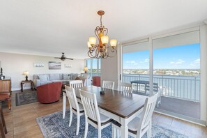Condo, várias camas (SeaSpray Riverside 815*) | Opções para refeição
