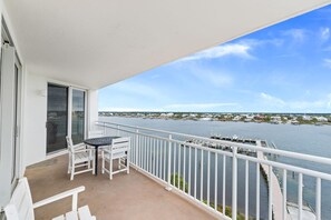 Condo, várias camas (SeaSpray Riverside 815*) | Opções para refeição ao ar livre