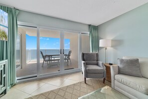 公寓客房, 多張床 (Sandy Key 631) | 起居區 | 電視