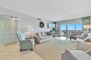 Condo, várias camas (Sandy Key 631) | Área de estar | TV