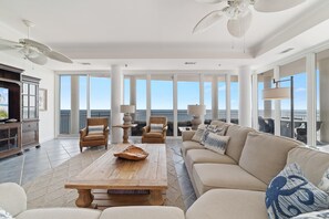 Apartment, Mehrere Betten (La Playa 1103) | Wohnbereich