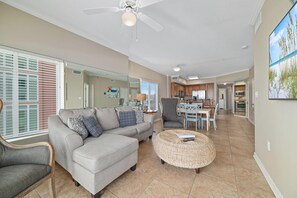 公寓客房, 多張床 (Tidewater 609) | 起居區 | 電視