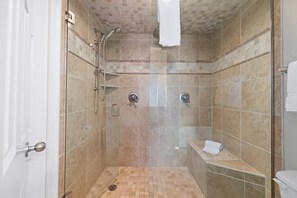 公寓客房, 多張床 (Tidewater 609) | 浴室 | 免費梳洗用品、洗頭水、廁紙