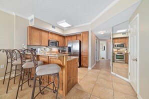 Bloc d'apartaments, diversos llits (Tidewater 609) | Cuina privada | Forn, torradora i tovallons de paper