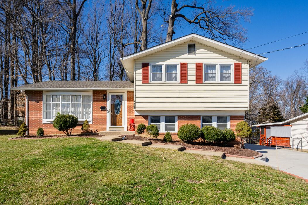 Beautiful Modern 4BR/2.5BA House in a Central Area in NoVA