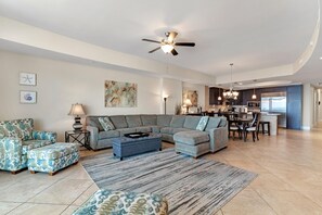 Leilighet, flere senger (Turquoise C704) | Oppholdsområde | TV