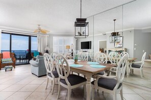 公寓客房, 多張床 (Seachase 404W) | 用餐區