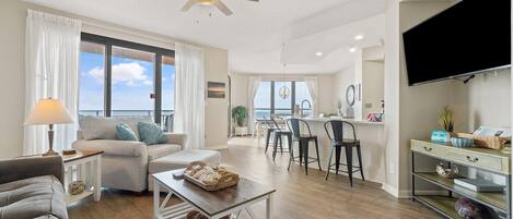 Appart'hôtel, plusieurs lits (Seachase 404E) | Coin séjour | Télévision